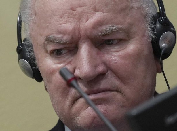 Ratko Mladic í rættinum í Haag (Mynd: EPA)