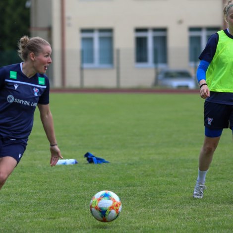 Heidi Sevdal og Olga Kristina Hansen til venjing í gjár. Báðar koma upp á 60 landsdystir í dag (Mynd: Bjarni Enghamar/Fótbóltssamband Føroya)