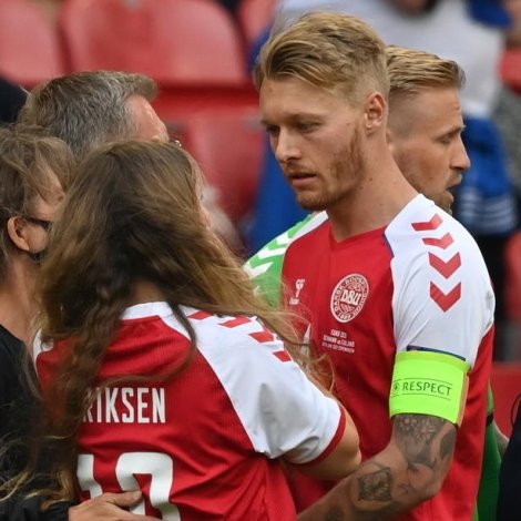 Simon Kjær troystaði unnustuna hjá Christian Eriksen (Mynd: EPA)