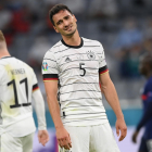 Mats Hummels varð fyri stuttum tikin við aftur á landsliðið - í kvøld gjørdi hann nógv ting rætt men hevði ein óhepnan høvuðsleiklut (Mynd: EPA)