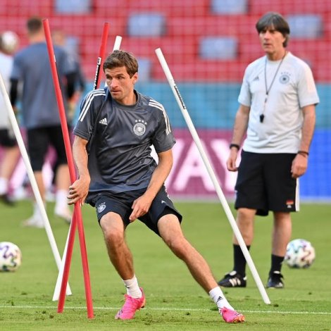 Thomas Müller og týski venjarin Joachim Löw (Mynd: EPA)