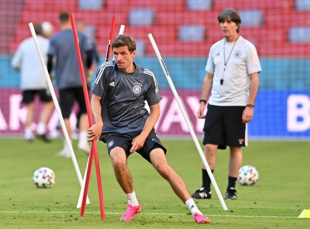 Thomas Müller og týski venjarin Joachim Löw (Mynd: EPA)