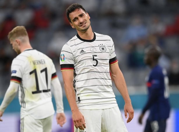 Mats Hummels varð fyri stuttum tikin við aftur á landsliðið - í kvøld gjørdi hann nógv ting rætt men hevði ein óhepnan høvuðsleiklut (Mynd: EPA)