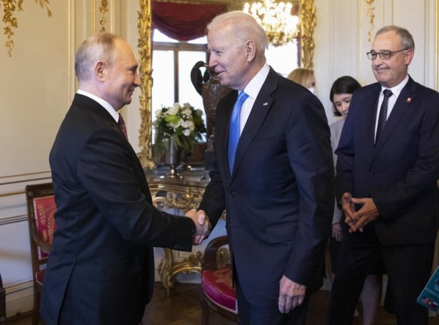 Á toppfundi í Sveis í farnu viku samdust Vladimir Putin og Joe Biden um at lata sendifólk teirra fara aftur til arbeiðis á sendistovum teirra (Mynd: EPA)