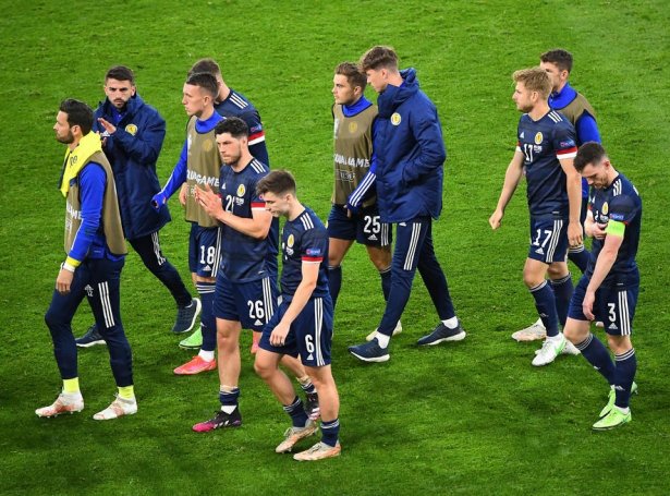 Skotar vóru sum vera man múlatrútnir eftir dystin á Hampden Park í gjár. Tað plagar ikki at eydnast at spæla seg víðari úr bólkaspælinum, og tað gjørdi tað heldur ikki hesuferð hjá Skotlandi (Mynd: EPA)