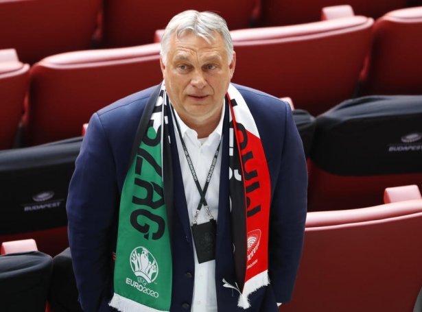 Viktor Orbán til EM-dystin millum Ungarn og Portugal í Budapest (Mynd: EPA)