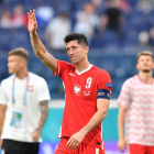 Robert Lewandowski hevur umhugsað at gevast á landsliðnum, men føroysku verjuspælararnir skulu allarhelst fyrihalda seg til hann hóskvøldið. 35-ára gamli Barcelona-spælarin hevur metið fyri mál og landsdystir fyri Pólland (Mynd: EPA)