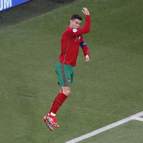 Ronaldo í sínum eyðkenda fagnaði eftir mál - hann hevur verið heilt nógv nýttur seinastu árini. Í gjárkvøldið javnaði hann metið hjá Ali Daei á Ferenc Puskás leikvøllinum í Budapest (Mynd: EPA)