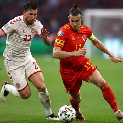 Pierre-Emilie Højbjerg jagstrar her Gareth Bale í EM-áttandapartsfinaluni. Hann verður ikki á vøllinum í Parkini fríggjakvøldið (Mynd: EPA)