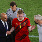 Kevin De Bruyne noyddist skaddur av vølli beinanvegin í 2. hálvleiki í áttandapartsfinaluni móti Portugal. Miðvallarin fekk eina harða takkling, og talan er um høvuðbrýggj hjá Roberto Martinez (Mynd: EPA)