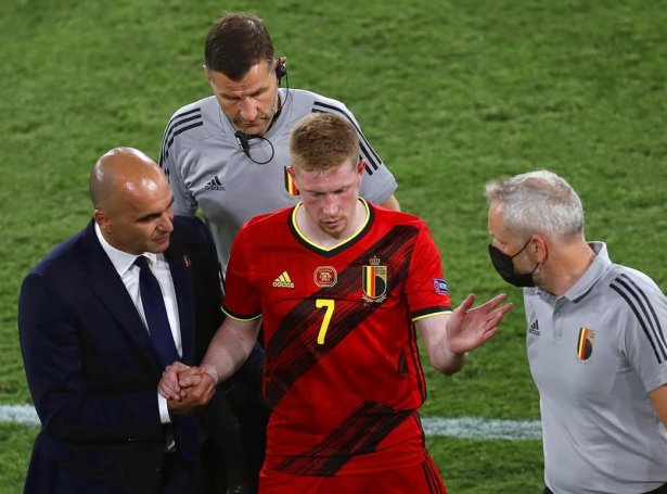 Kevin De Bruyne noyddist skaddur av vølli beinanvegin í 2. hálvleiki í áttandapartsfinaluni móti Portugal. Miðvallarin fekk eina harða takkling, og talan er um høvuðbrýggj hjá Roberto Martinez (Mynd: EPA)