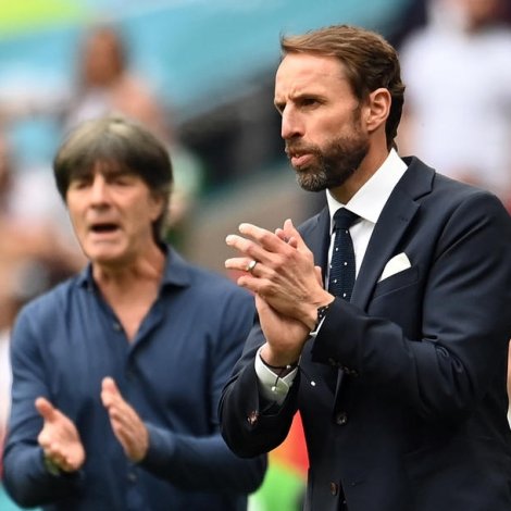 Liðið hjá Gareth Southgate er størsti favoritturin í fjórðingsfinalunum. Ongland tryggjaði sær pláss har við at basa Týsklandi á Wembley í gjár - hetta gjørdist harvið seinasti dysturin, har Joachim Löw var við róðrið (Mynd: EPA)