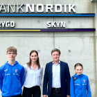 Christian Berg Petersen, badmintonleikari hjá HBF, Rúna N. Rasmussen, marknaðarleiðari í BankNordik, Allan Skaalum, formaður í Havnar Badmintonfelag, og Tóra Erlandsdóttir, badmintonleikari hjá HBF (Mynd: Havnar Badmintonfelag)