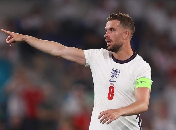 Fyrrverandi landsliðsskiparin skifti síðsta summar til Saudiarabia - nú er hann í Ajax. 33-ára gamli Jordan Henderson er í løtuni ikki so áhugaverdur fyri enska landsliðið (Mynd: EPA)