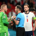 Her sæst danski málverjin, Kasper Schmeichel, meðan hann tosar við hollendska dómaran, Danny Makkelie í hálvfinaludystinum á Wembley mikuvkøldið (Mynd: EPA)