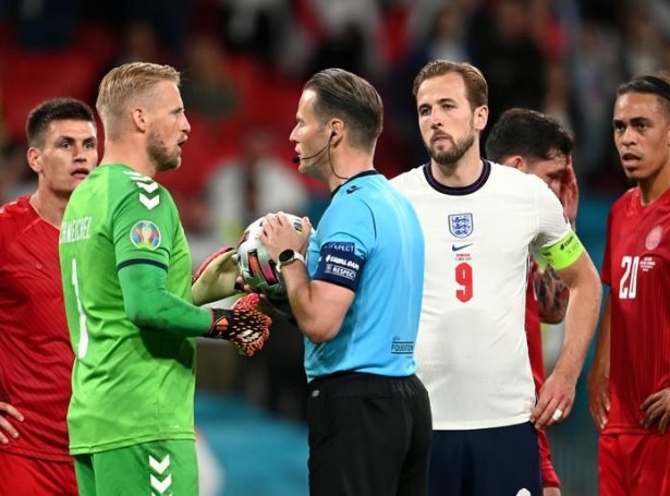 Her sæst danski málverjin, Kasper Schmeichel, meðan hann tosar við hollendska dómaran, Danny Makkelie í hálvfinaludystinum á Wembley mikuvkøldið (Mynd: EPA)