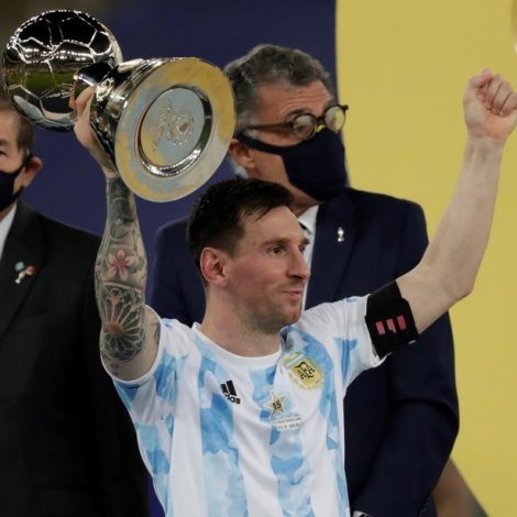 Síðsta summar vann Argentina undir leiðslu av Scaloni Copa America. Nú skal Messi royna at enda sína tíð á landsliðnum á besta hátt gjørligt (Mynd: EPA)