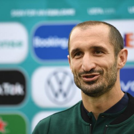 36-ára gamli Giorgio Chiellini er liðformaður hjá Juventus og Gli Azzuri. Hann hevur millum annað sagt, at trýstið liggur á vertunum í finaluni (Mynd: EPA)