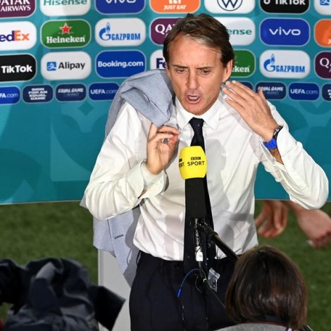 Roberto Mancini hevur havt trý góð ár í sessinum - stílurin er eisini uppá pláss (Mynd: EPA)