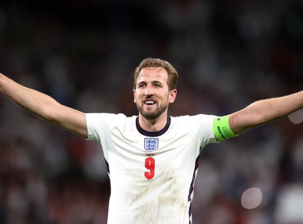 Harry Kane og allir ongleingar vóna, at tað eydnast at fáa tað heim í kvøld (Mynd: EPA)