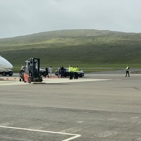 Drotningin potað og farin av flogvøllinum