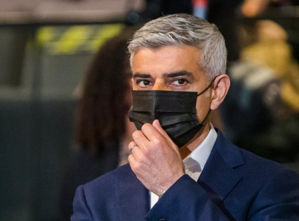 Sadiq Khan, borgarstjóri í London, hevur biðið samferðslumyndugleikarnar í London um at varðveita kravið um munnbind (Mynd: EPA)