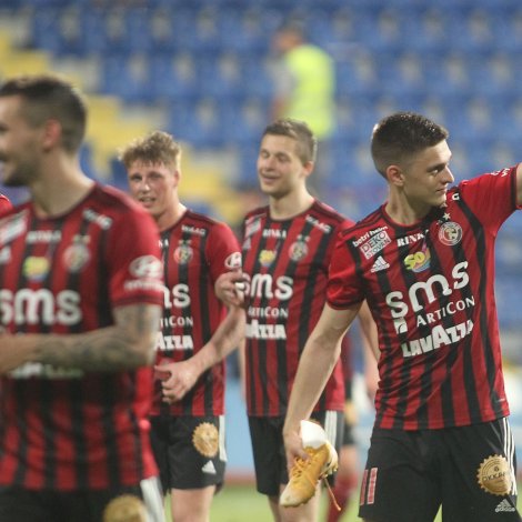 Teir í reyðum og svørtum fegnast eftir 2-0 sigurin í Podgorica týskvøldið. Samanlagt vann HB heili 6-0 á FK Buducnost, og sigurin gevur atgongd til 3. umfar í Conference League (Mynd: Aleksander Djorovic/portal.fo)