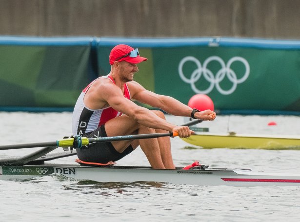 Sverri Sandberg Nielsen eftir finaluróðurin til OL í Tokyo í 2021. Eftir fjórðaplássið og stuttan steðg hevur Sverri stríðt seg aftur í støðu, har danir vóna, at hann kann gera ein heiðursmerkjavørr í París. Fyrsta fetið varð tikið fyrrapartin, tá fjórðingsfinaluplássið varð tryggjað (Mynd: Rógvi Langgaard)