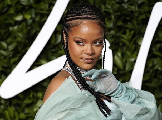 Her luttekur Rihanna á Fashion Awards í London í 2019 (Mynd: EPA)