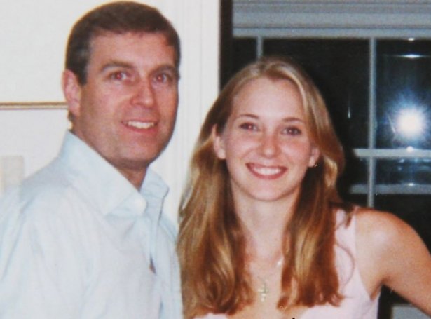 Andrew prinsur og Virginia Giuffre í 2001, tá hon æt Roberts til eftirnavn (Mynd: BBC)