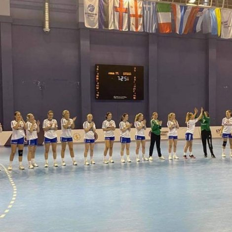 Føroysku U17 kvinnurnar taptu við trimum málum í hálvfinaluni í EHF CHAMPIONSHIP í Tbilisi móti sterka niðurlendska liðnum (Mynd: Hondbóltssamband Føroya)