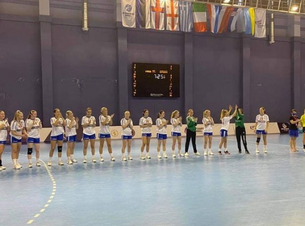 Føroysku U17 kvinnurnar taptu við trimum málum í hálvfinaluni í EHF CHAMPIONSHIP í Tbilisi móti sterka niðurlendska liðnum (Mynd: Hondbóltssamband Føroya)