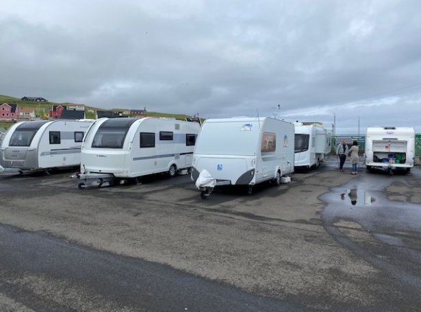 Vaktleiðarin á løgreglustøðini í Havn sigur í morgun, at tað kemur javnan fyri nú, at ringt verður inn, tí kampingvognar standa ólógliga og eru til ampa. Hetta er til dømis á kai- og vinnuøkjum