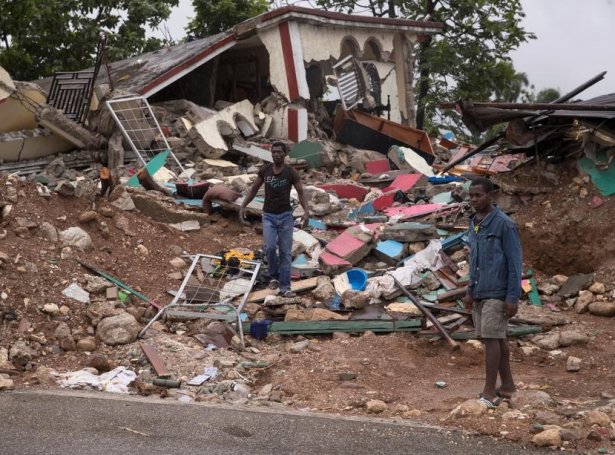 Leitað verður framvegis í húsaleivdunum í Haiti (Mynd: EPA)