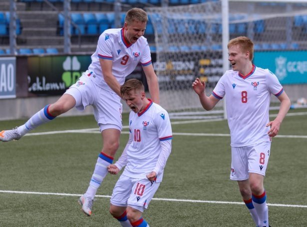 Í juni endaði tað við 2-2 javnleiki, tá føroyska U19-landsliðið hitti Ísland á Svangaskarði (Mynd: Bjarni Enghamar/FSF)