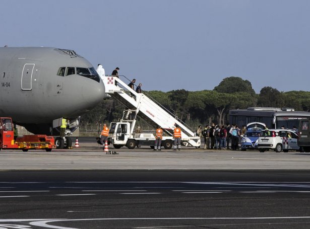 Síðsta italska flogfarið við flóttafólkum úr Kabul lendi á flogvøllinum í Rom í dag. Italia hevur flutt yvir 4.800 fólk úr Afghanistan seinastu tvær vikurnar. (Mynd: EPA)