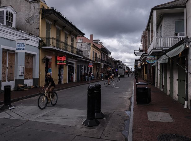 New Orleans fyrireikar seg til ódnina (Mynd: EPA)