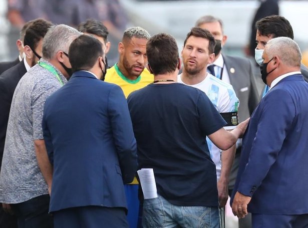 Lionel Messi, Neymar og hinir sluppu ikki at spæla leingi í Sao Paolo í gjár (Mynd: EPA)