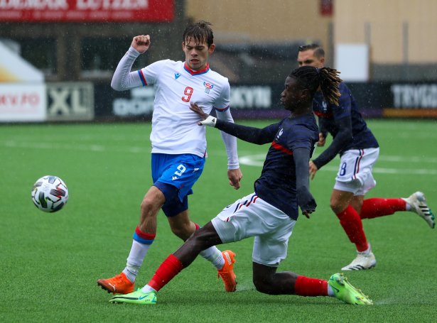 Steffan Løkin í nærdysti við Eduardo Camavinga úr Real Madrid. Steffan skoraði serstaka føroyska málið til endaliga úrslitið 1-1, tá Frakland vitjaði Føroyar í 2021. Talan er um eitt av stóru úrslitinum hjá føroyskum fótbólti (Mynd: Bjarni Enghamar)