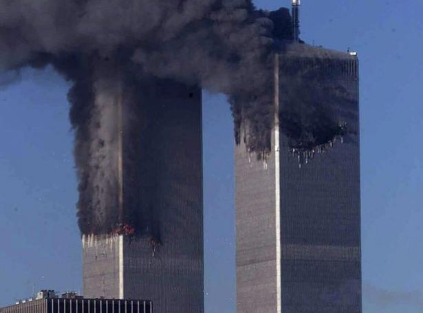Soleiðis sá út, tá tvey flogfør raktu World Trade Center-tornini fyri júst 20 árum síðani (Mynd: EPA)
