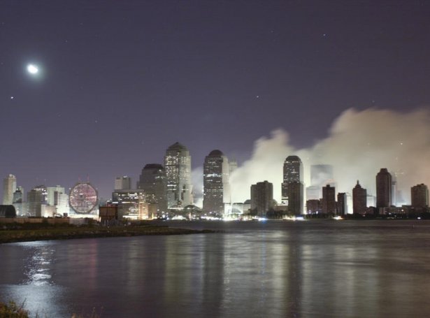 12. september 2001, morgunin eftir álopið á World Trade Center (Mynd: EPA)