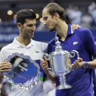 Djokovic (t.v.) og Medvedev eftir US Open-finaluna (Mynd: EPA)