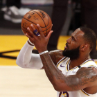 LeBron James úr Los Angeles Lakers er ein teirra, ið hevur valt at lata seg koppseta áðrenn komandi kappingarár, men hann hevur greitt frá, at hann var skeptiskur at byrja við (Mynd: EPA)