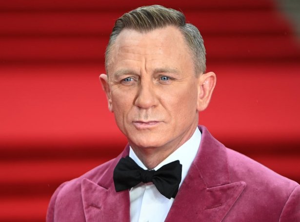 Her sæst Daniel Craig á reyðu langmáttuni uttanfyri Royal Albert Hall í London, har nýggjasti James Bond-filmurin 