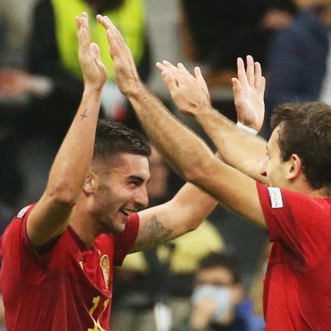 Ferran Torres og Mikel Oyarzabal fegnast um annað málið hjá Spania yvir Italia í gjárkvøldið (Mynd: EPA)