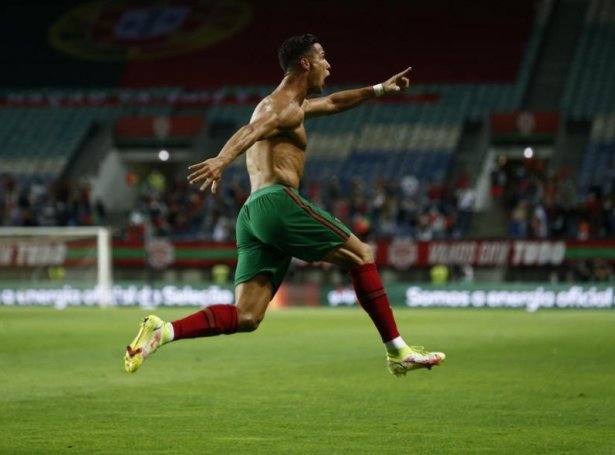 Cristiano Ronaldo hevur nú skorað 115 mál í 182 A-landsdystum fyri Portugal (Mynd: EPA)