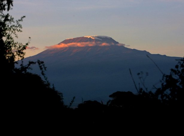 Mount Kenya, eitt av trimum afrikanskum fjøllum við liggjandi ísi á toppinum (Savnsmynd: EPA)