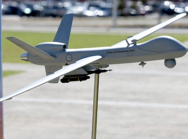 Her sæst ein lítil modell av einari MQ-9 dronu, sum er tað slagið, USA brúkti í álopinum fríggjadagin (Mynd: EPA)