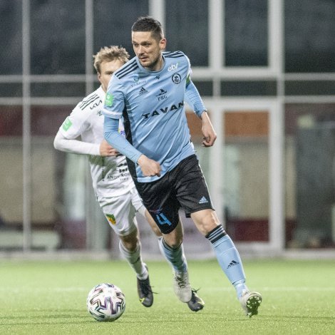 - Teir spæla ógvuliga beinleiðis og eru sterkir kropsliga. Hava ein málverja ið sparkar langt, og vit skulu vera til reiðar. Um vit spæla dystin í morgin rætt og fáa eitt gott úrslit við til Belfast, so hava vit ein góðan møguleika, sigur Atli Gregersen, sum i morgin skal spæla á Tórsvølli (Savnsmynd: Sverri Egholm)