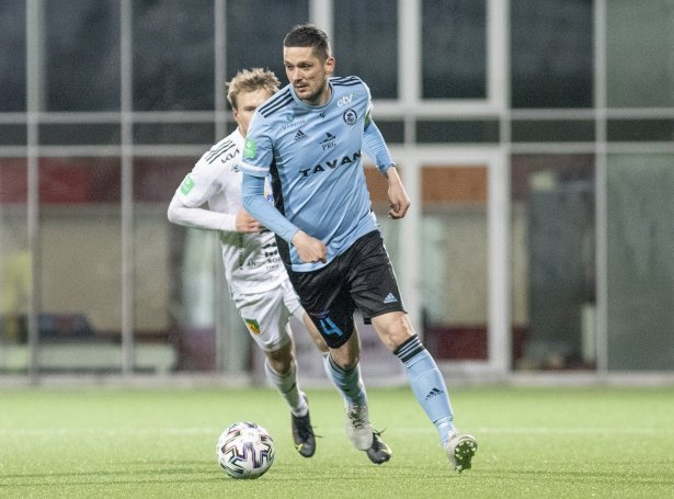- Teir spæla ógvuliga beinleiðis og eru sterkir kropsliga. Hava ein málverja ið sparkar langt, og vit skulu vera til reiðar. Um vit spæla dystin í morgin rætt og fáa eitt gott úrslit við til Belfast, so hava vit ein góðan møguleika, sigur Atli Gregersen, sum i morgin skal spæla á Tórsvølli (Savnsmynd: Sverri Egholm)